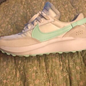 Women’s Nike size 6. Good condition. Only been wore 3 times